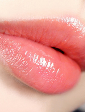 Phun môi collagen
